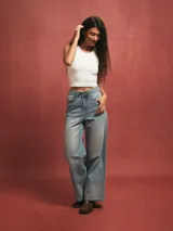 Pantalón de jean celeste de corte ancho, con cintura alta ajustable con cordón.