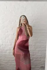Vestido midi al cuerpo de microtul con estampado difuminado en tonos rosados.