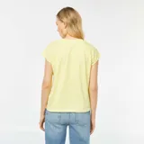 Camiseta amarilla de manga corta con estampado del logo de la banda AC/DC en rosa y celeste.