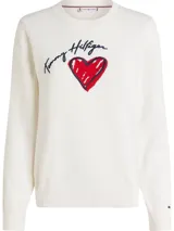 Sweater blanco de algodón con cuello redondo y mangas largas. Presenta un logo de la marca en cursiva y un corazón rojo con detalles azules bordados en el frente.