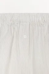 Bermuda de tiro alto confeccionada en algodón a rayas verticales blancas y grises, con cintura elástica y botón decorativo.