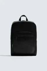 Mochila negra con acabado grabado, compartimento principal con cierre de cremallera, espacio interior para dispositivos electrónicos de hasta 13 pulgadas y bolsillo con cierre de cremallera. Dos bolsillos frontales con cierre de cremallera, parte posterior acolchada con bolsillo con cierre de cremallera y banda de sujeción para equipaje. Asa de mano y dos asas de hombro ajustables y acolchadas.