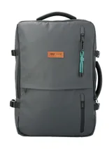 Mochila RKF unisex color gris oscuro, fabricada con poliéster reciclado repelente al agua. Cuenta con tres compartimentos independientes con cierre, compartimento para laptop de 15 pulgadas, triple bolsillo frontal con cierre, mango lateral para usar como maletín, correas ajustables, almohadillas en la espalda, pasador para maleta y broches laterales.