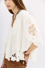 Blusa blanca de viscosa con escote en V, mangas 3/4 con detalle de encaje y pinzas verticales en el frente.