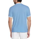 Remera celeste de piqué con cuello redondo y mangas cortas con ribete blanco. Presenta un pequeño logo bordado de un pingüino en el pecho.