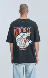 Remera negra de algodón con cuello redondo y calce oversize. Estampado en el frente con diseño de comida china y logo de Disney.
