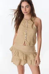 Top color beige de lino, sin mangas y con botones frontales.