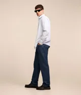 Camisa de hombre regular, de sastrería rayada celeste y blanco, con cuello solapa, abotonada y de manga larga.