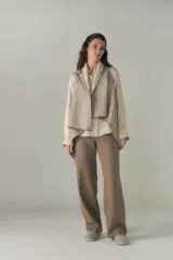 Chaleco marrón con diseño a cuadros, solapas anchas y bolsillos laterales.