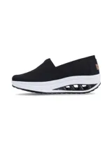 Zapatillas Hush Puppies tipo slip-on, color celeste, confeccionadas en tela canvas con elástico en el empeine y plantilla con memory foam.