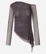 Blusa de manga larga confeccionada en tule color marrón con estampado abstracto. Presenta escote asimétrico, transparencia en mangas y espalda, fruncido lateral y bajo asimétrico.