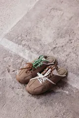 Zuecos color tostado de cuero con cordones de colores.