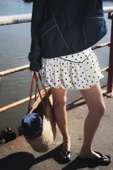 Falda mini balloon color crudo con estampado de lunares negros y cintura alta.