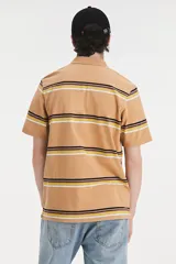 Chomba de hombre Levi's color beige con rayas horizontales en amarillo, blanco y marrón. Tiene cuello clásico, tapeta con botones y logo bordado en el pecho.