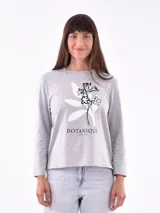 Remera gris de manga larga con estampado de flores y texto "Botanique collection".
