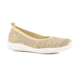 Chatitas de tejido color beige con suela blanca.
