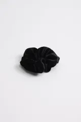 Coletero de pelo negro de terciopelo.