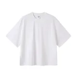 Remera blanca de corte boxy, manga corta y cuello redondo.