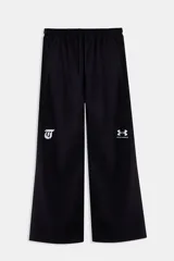 Pantalón de jogging negro, corte ancho y tiro alto con cordón ajustable. Presenta un logo estilizado en la pierna izquierda y el logo de Under Armour en la pierna derecha.