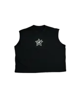 Tank top negro de corte boxy, sin mangas, con un estampado frontal en blanco que incluye una estrella con las letras "SK" en su interior y un punto.