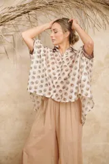 Camisa estampada con cuello clásico, cierre frontal con botones y mangas largas con puños abotonados.