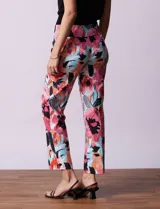 Pantalón recto de gabardina elastizada con estampado floral multicolor. Pretina ancha elastizada. Marca Zac & Rachel.