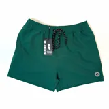 Short de baño verde oscuro con cintura elástica ajustable con cordón negro y blanco.
