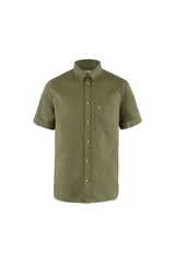 Camisa manga corta color verde oliva, con cuello abotonado, cierre frontal con botones y bolsillo de parche en el pecho izquierdo con logo bordado.