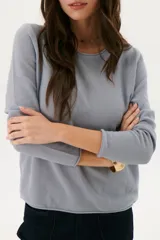 Sweater azul de tejido de punto con cuello redondo y mangas largas.