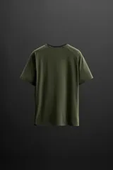 Camiseta deportiva color verde oliva de tejido ligero y elástico, con cuello redondo, manga corta y logo estampado en el bajo. Zara Athleticz.