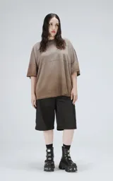 Remera manga corta color marrón con calce extra oversize y cuello redondo con terminación desflecada.
