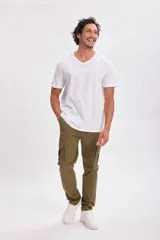 Pantalón cargo verde militar con bolsillos laterales y corte recto.