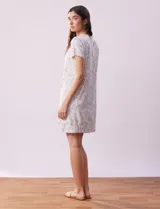 Camisón corto color blanco con estampado de manchas grises, escote redondo con detalle plisado y mangas cortas.