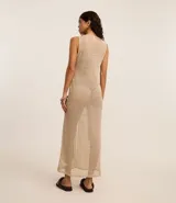 Salida de playa estilo túnica color beige, de encaje calado, con escote en V y botones frontales.