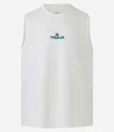 Musculosa de algodón color blanco crudo, corte comfort, con cuello redondo y un pequeño estampado central que dice "Traveler" con una palmera.