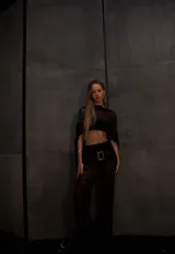 Poncho negro de tejido calado con rayas horizontales.