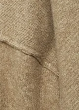 Sweater color marrón claro de tejido de punto, con cuello redondo y mangas largas.