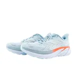 Championes Hoka Clifton 8 para mujer, color celeste con detalles en naranja y blanco.