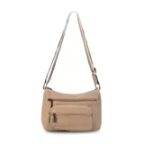 Bandolera color beige con correa extensible a tono, ajustable, y múltiples bolsillos frontales con cierre.