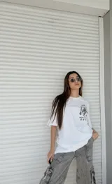 Remerón blanco de corte oversize con estampado de corazón en el frente.