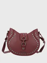 Bandolera Hush Puppies color borgoña con apliques de tachas plateadas. Tiene correa ajustable, cierre con broche imantado y un compartimento principal con cierre de cremallera y bolsillo interior.