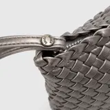 Clutch plateado tejido con asa de mano.