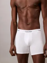 Pack de tres bóxers largos de algodón blanco con cintura elástica gris con logo Calvin Klein.