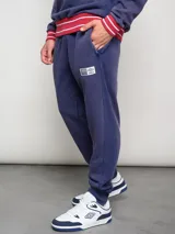Pantalón de jogging azul con efecto lavado, puños ajustados y escudo del Club Nacional de Football bordado en la pierna izquierda.