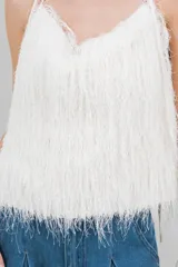 Top halter blanco con escote en V y flecos en toda la prenda.