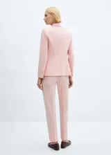 Americana entallada color rosa, con cuello pico y solapas, dos bolsillos delanteros y cierre de botón, ideal para looks de oficina.