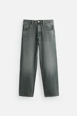 Pantalón de jean celeste con efecto lavado, corte amplio tipo baggy y cinco bolsillos.