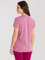 Remera deportiva negra de manga corta con cuello en V, confeccionada en tela de secado rápido.