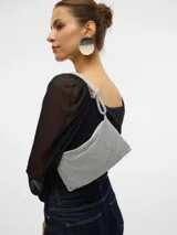 Bolso de hombro plateado con cierre de cremallera y detalles de brillos.