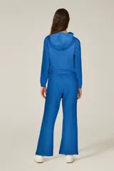 Pantalón deportivo azul de corte recto y diseño cómodo, ideal para actividades físicas.
